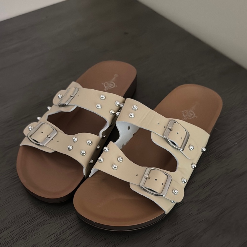 Sole Mates Women's Cream Studded 2 Bluckle Sandals Women's Sz 10 NWOT - Picture 4 of 9